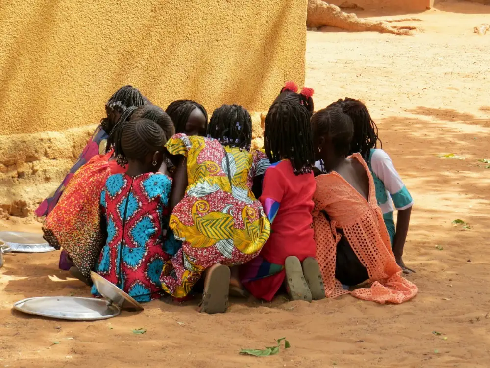 Groupe d’enfants assis ensemble