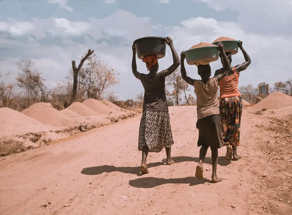 Femmes portant de l’eau sur une piste