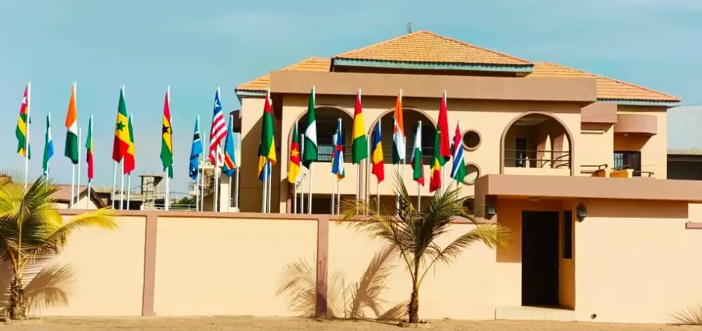 Siège de l’ONG Internationale ANA avec les drapeaux des pays africains